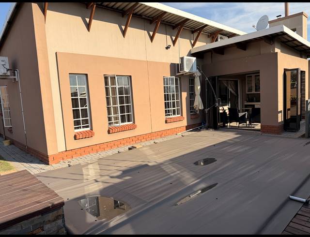 3 BEDROOM TOWNHOUSE FOR SALE IN WATERVAL EAST